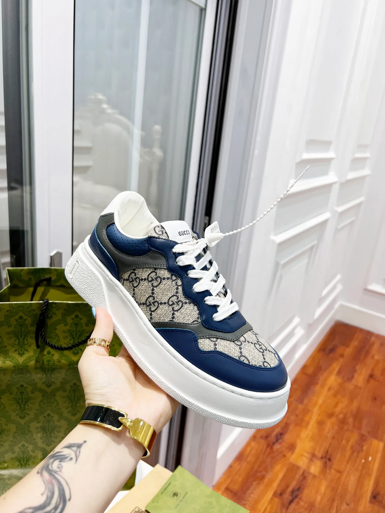 👟👟Ex-factory price👟👟Ex-factory price 480👟👟 Brand new Chunky B series lightweight soft thick sole sports series! G family's white shoes for couples, GUUC* counter-synchronized shoes, ancient and exotic catwalk models! The style design is light, luxurious and retro...thick sole increases height...similar to an upgraded version of classic white shoes! Original customized cowhide fabric (classic old floral fabric, perforation, embossing process), cowhide lining, original foam lightweight outsole, GG Logo on the heel, 4cm thick sole, classic Gucci webbing... Women's 35-40/Men's 39-44 (full size) Women's 41, Men's 45 are custom-made and non-returnable